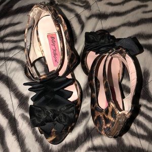 BETSEY JOHNSON BLACK & CHEETAH BOW HEELS